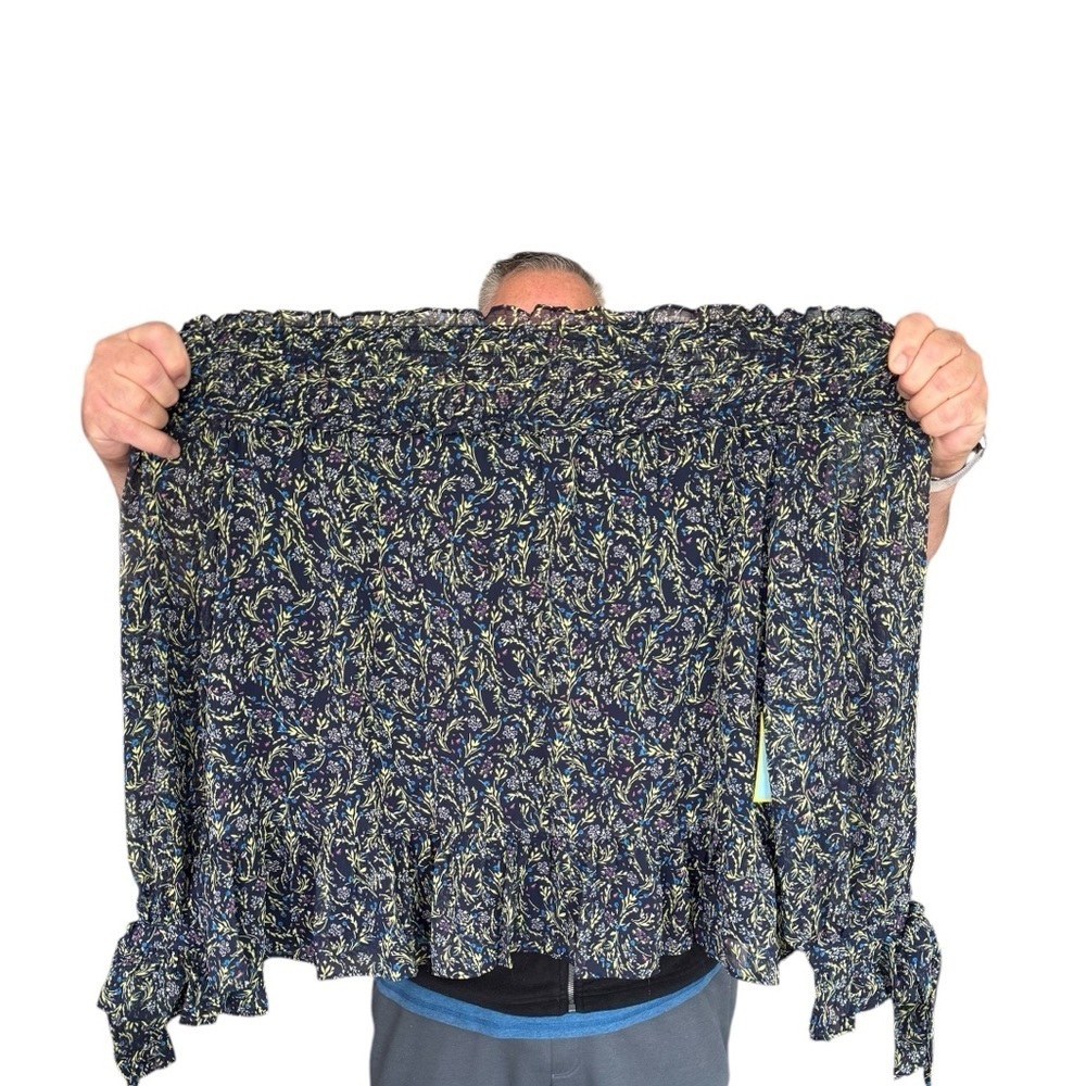 CeCe Blouse Women’s size medium pullover, off the shoulder. - Picture 9 of 9